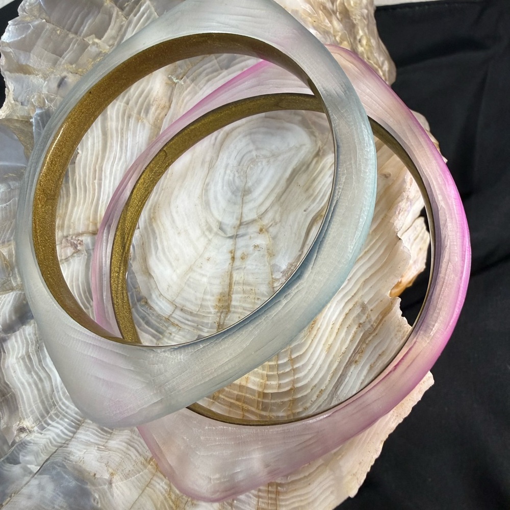 Set of teal and pink carved lucite bangles - style of Alexis Bittar - Picture 5 of 5